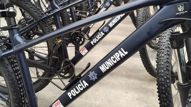 Bicicleta policial para patrullaje municipal con equipo y rotulación