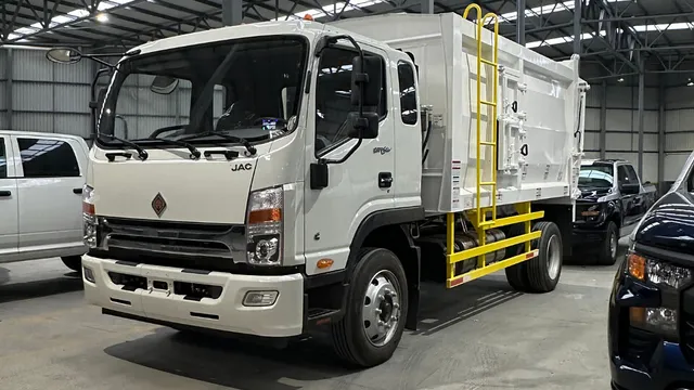 Camioneta de saneamiento municipal equipada y rotulada